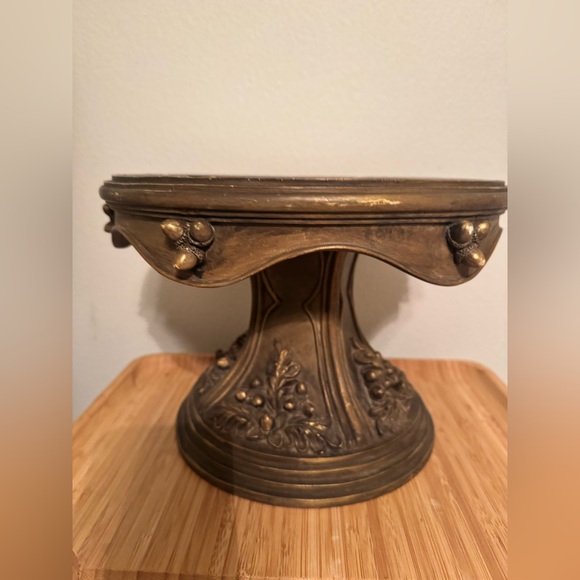 Shabby Cottage Southern Living At Home Jackson Cake Pedestal Gold Color Vintage - Picture 1 of 3